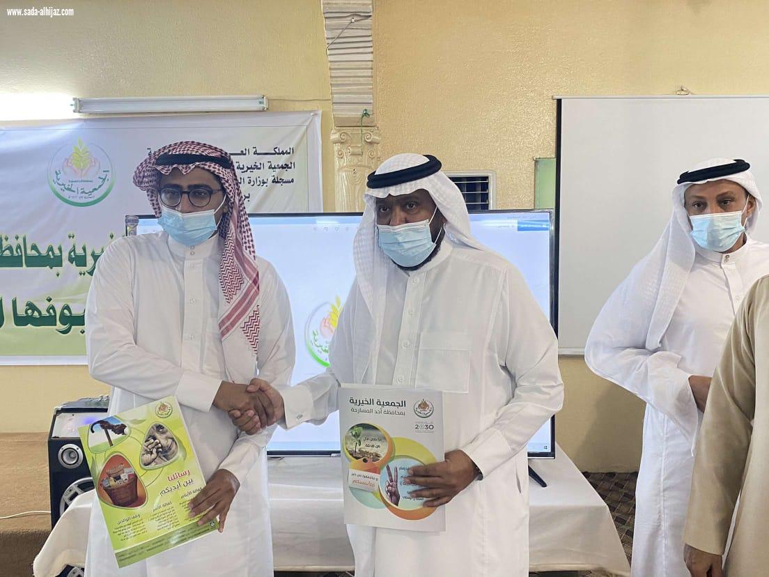 فيما شهدت الزيارة توقيع ثلاثة عقود شراكة مجتمعية فريق الاعلام الجديد بمنطقة جازان يزور جمعية البر الخيرية بأحد المسارحة