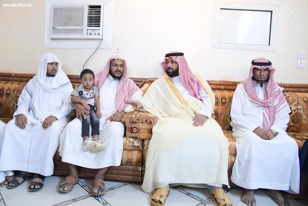 نائب أمير منطقة جازان ينقل تعازي القيادة لوالد وذوي وكيل رقيب فيصل فارس