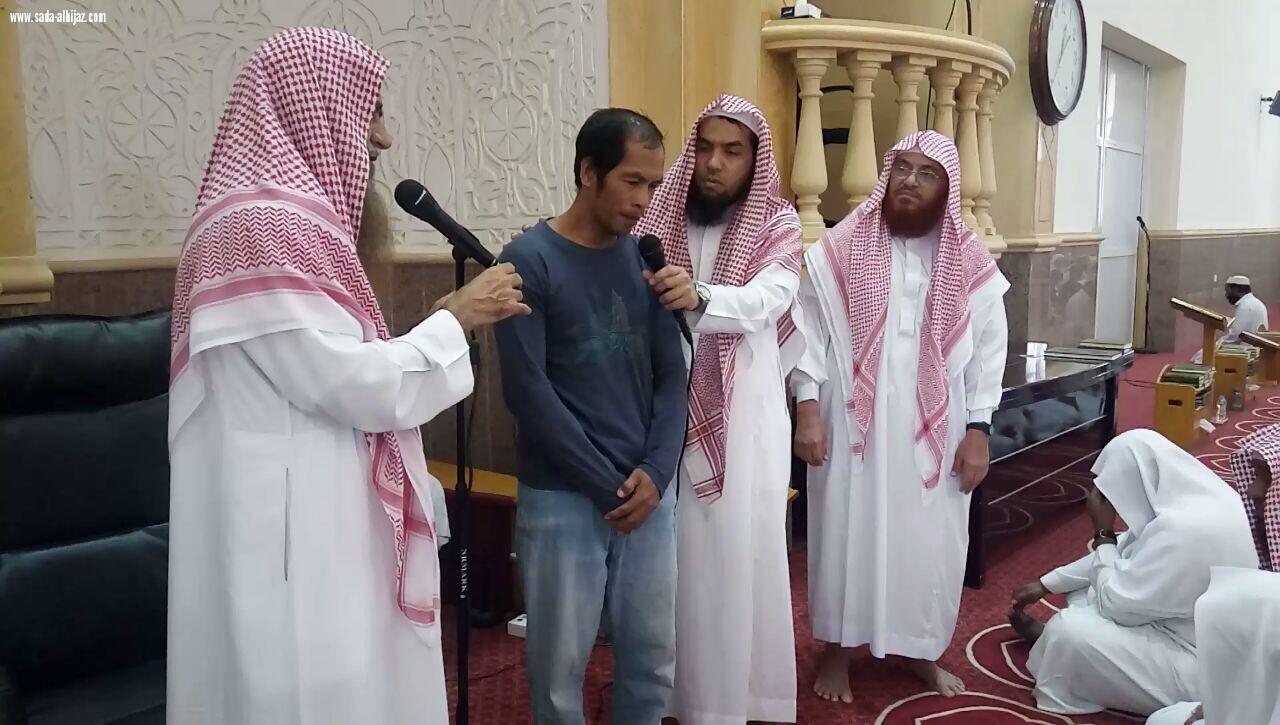 إسلام ثلاثه  من الجاليه  الفلبينيه  ببيش