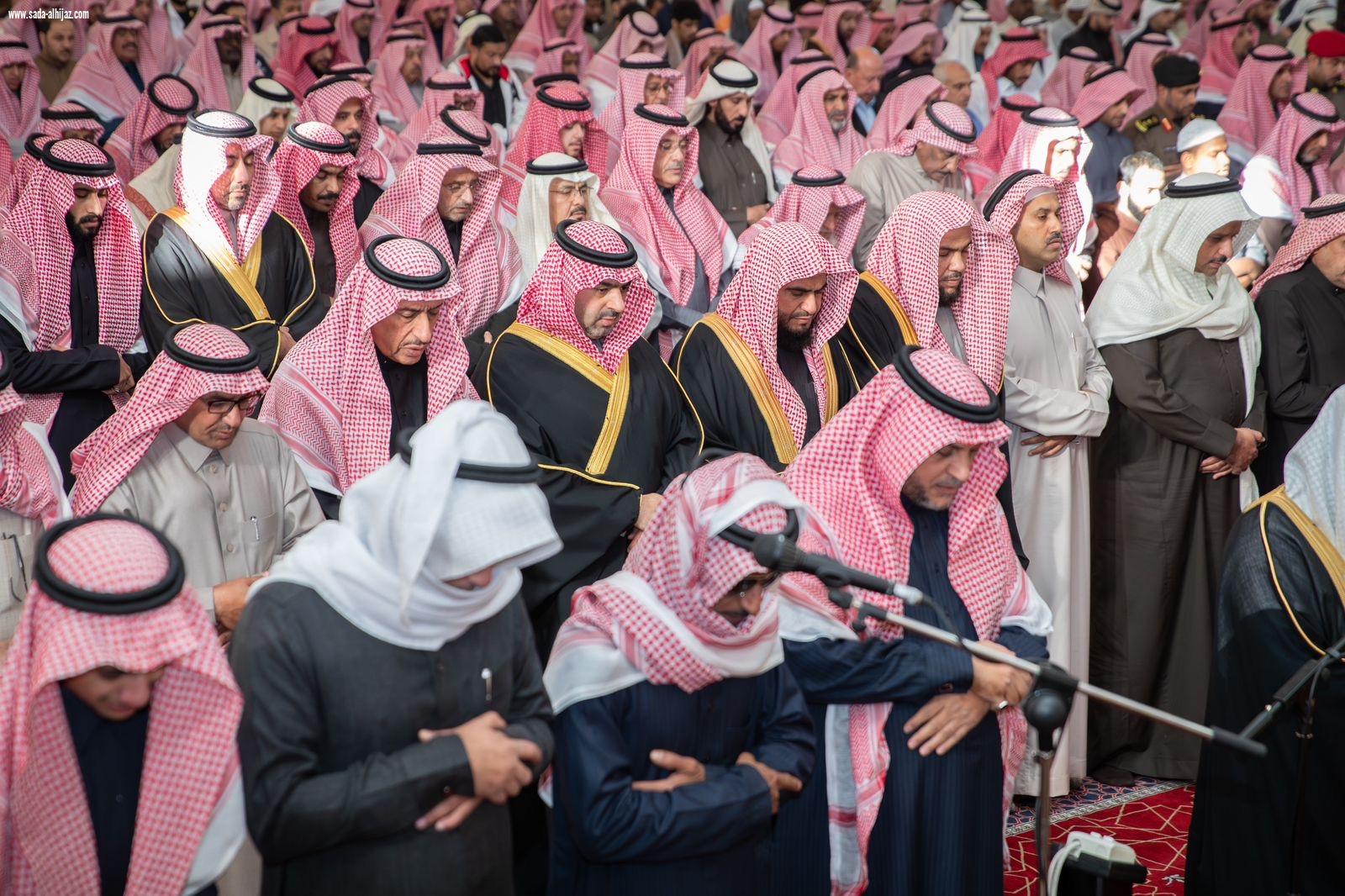 نائب أمير تبوك يؤدي صلاة الميت على الشيخ أحمد الخريصي