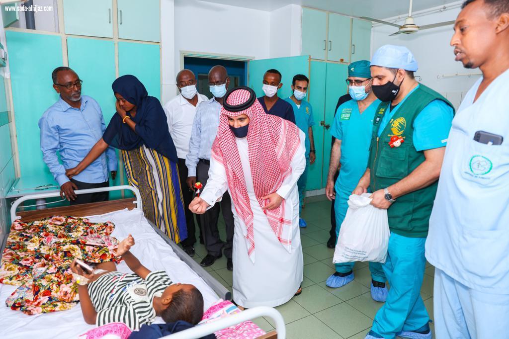 وقف ميدانياً على الجهود المبذولة .. السفير السعودي بجيبوتي يزور مستشفى بيلتييه العام لمتابعة جهود مركز الملك سلمان الإغاثي 