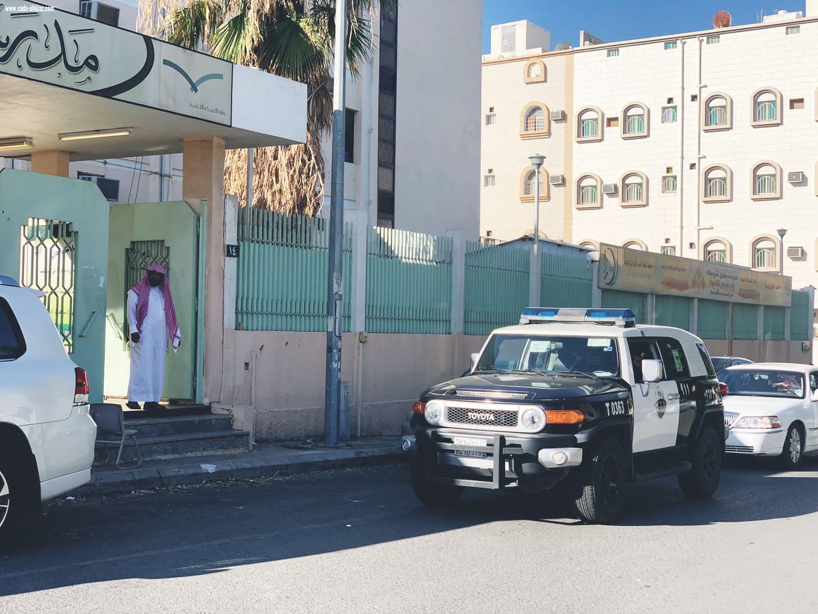 مجمع تعليمي بالطائف يكرم رجل أمن.