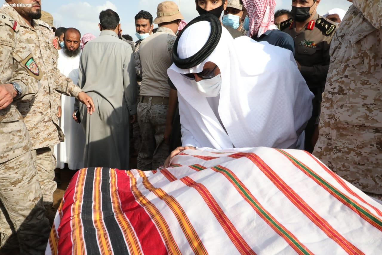 محافظ صامطة وقائد قوة جازان يتقدمان مشيّعي الشهيد الرقيب 
