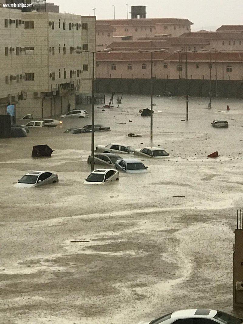 أمطار تحتجز أهالٍ وتغمر مركبات.. مأساة 