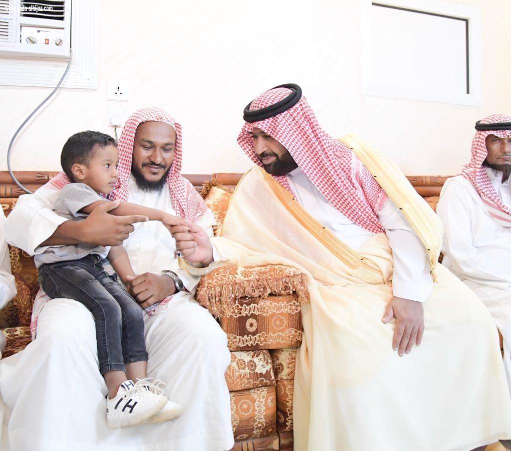 نائب أمير منطقة جازان ينقل تعازي القيادة لوالد وذوي وكيل رقيب فيصل فارس