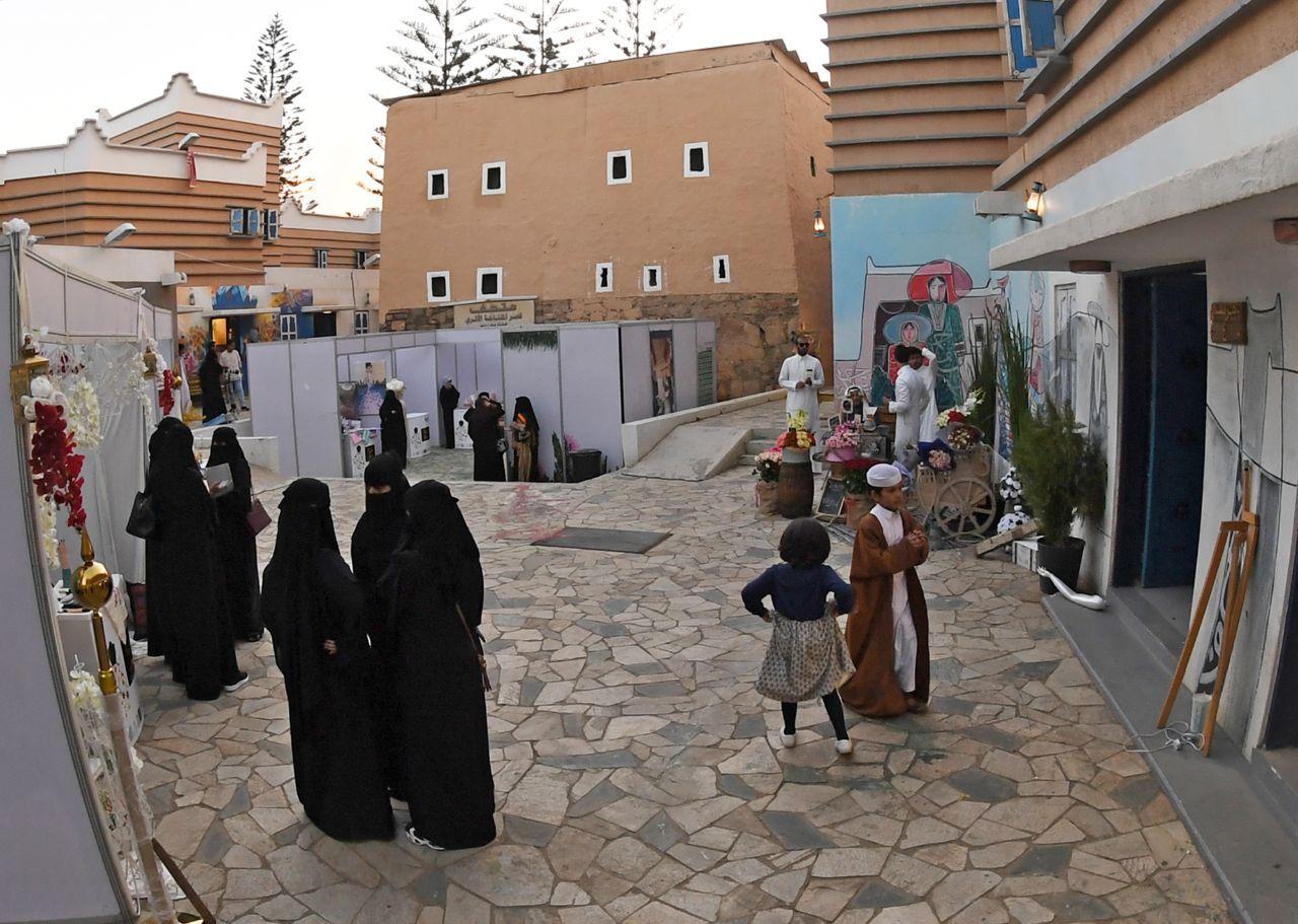 نورة بنت سعود تشهد حفل ملتقى تصميم الزي التراثي النسائي المعاصر وسط حضور اكثر من ٥٠٠ سيدة