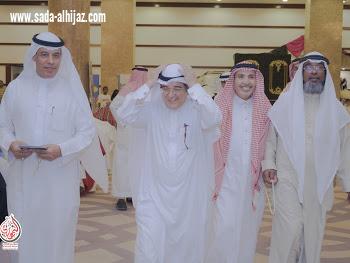 المفكر الاعلامي جمعه الخياط والاعلاميين يتجولون في معرض أنامل مكية