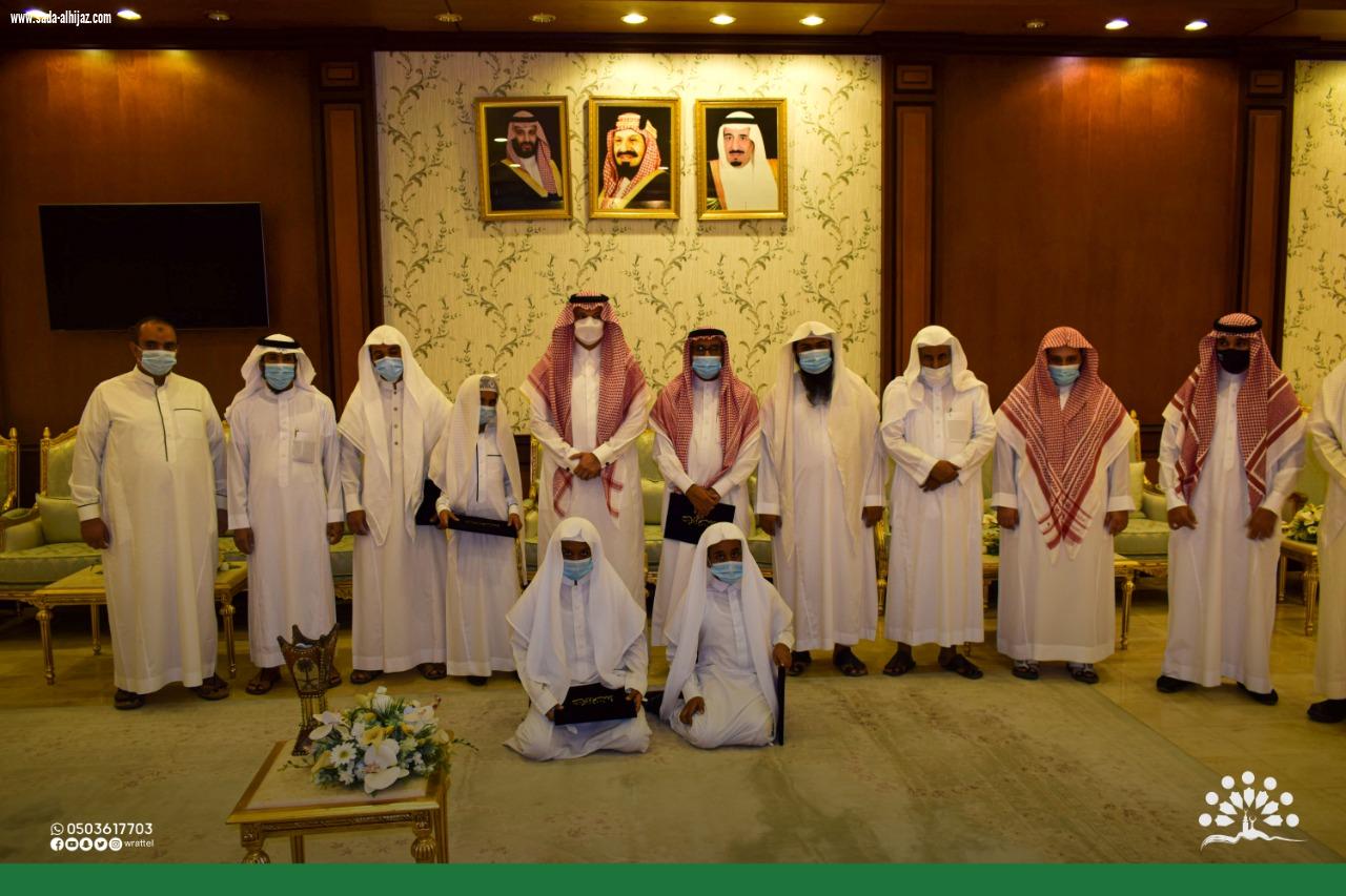 تكريم عدد من الطلاب الخاتمين من حلقات جمعية تحفيظ القرآن الكريم برابغ .