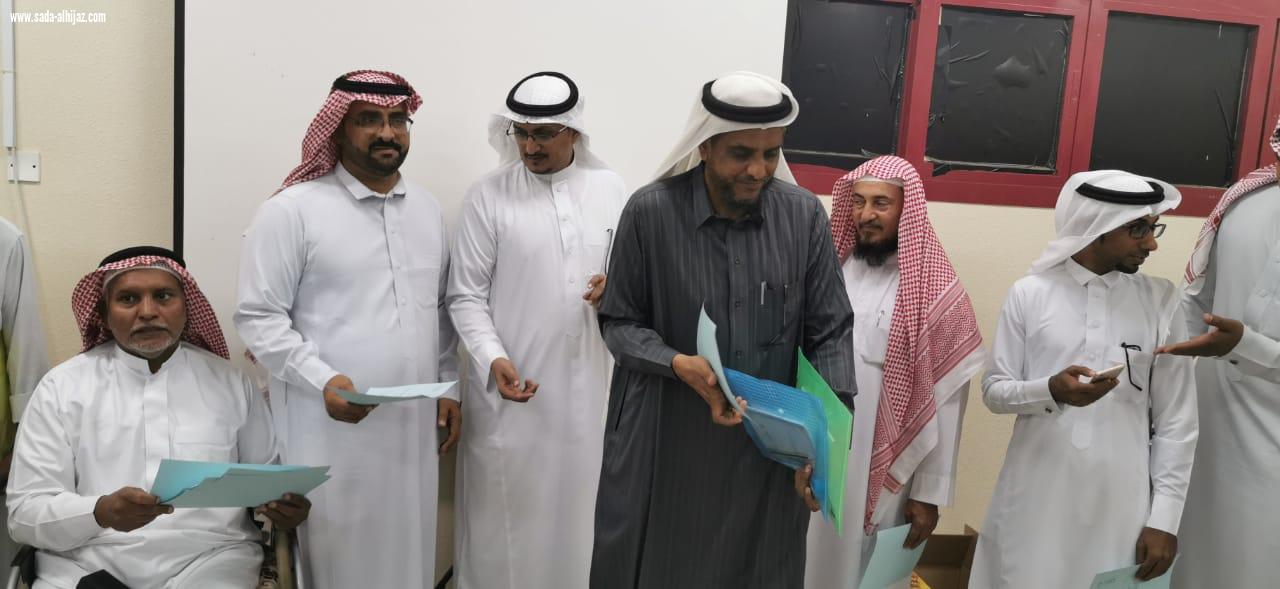 تنمية الطوال تكرم وتشارك الطلاب المستجدين ومنسوبي مدرسة عبدالملك بن مروان بالعام الدراسي الجديد