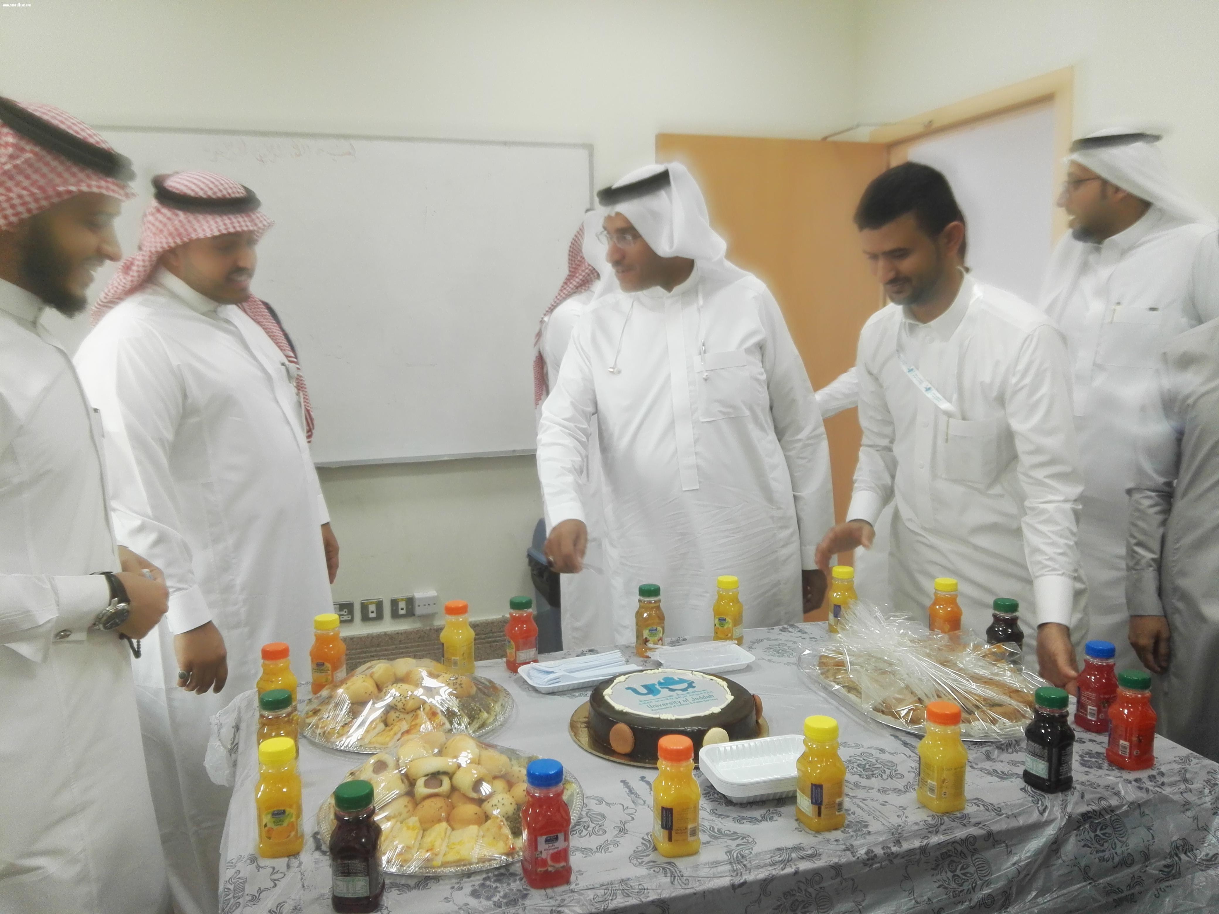 إحتفال موظفوا  قسم صيانة المرافق والخدمات العامه بجامعة جدة بتجديد تكليف م. محمد معدلي مديرا للإدارة