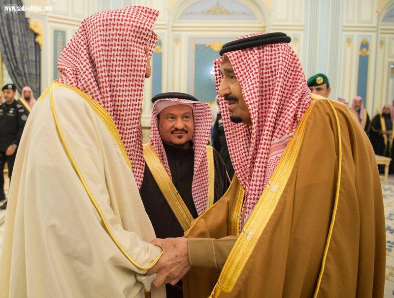 الملك يستقبل الأمراء والمفتي وجمعاً من المواطنين ...