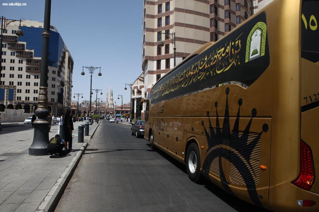ضيوف برنامج خادم الحرمين يصلون إلى المدينة المنورة بعد أن أدوا مناسك الحج والعمرة ..