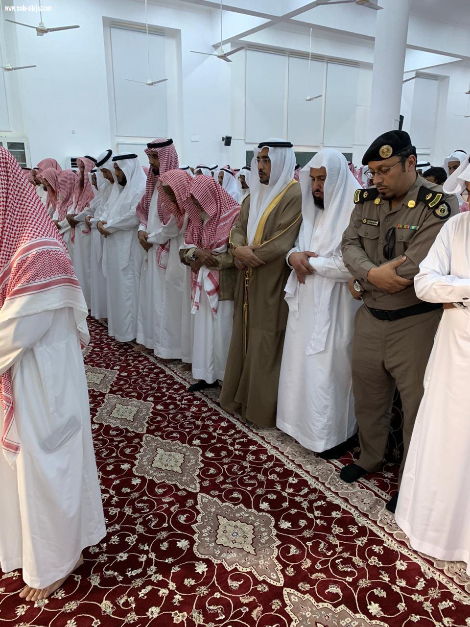 العنودي يؤدي صلاة الميت على شيخ الحوازمة بالظبية