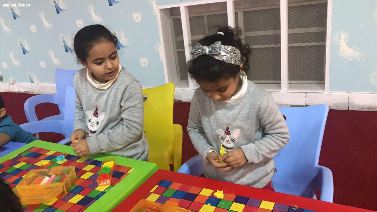 أستقبلت ارض المعرفة والترفية زوارها من الاطفال بمخيم الطفل التابع للخيمة الذكية