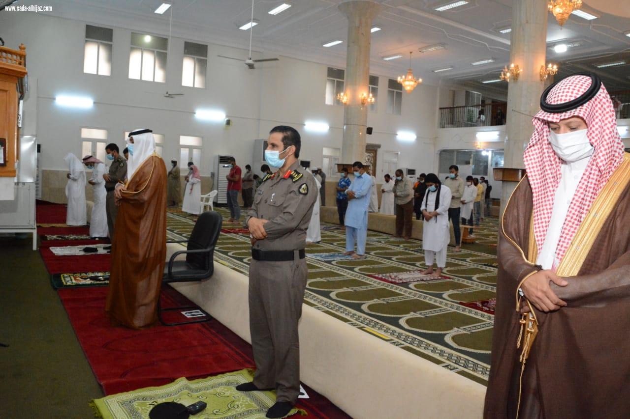 رفع التهنئة للقيادة بمناسبة شفاء خادم الحرمين الشريفين وخروجه من المستشفى وسط إجراءات احتزازية.. محافظ صامطة يؤدي صلاة عيد الأضحى بجامع العليا
