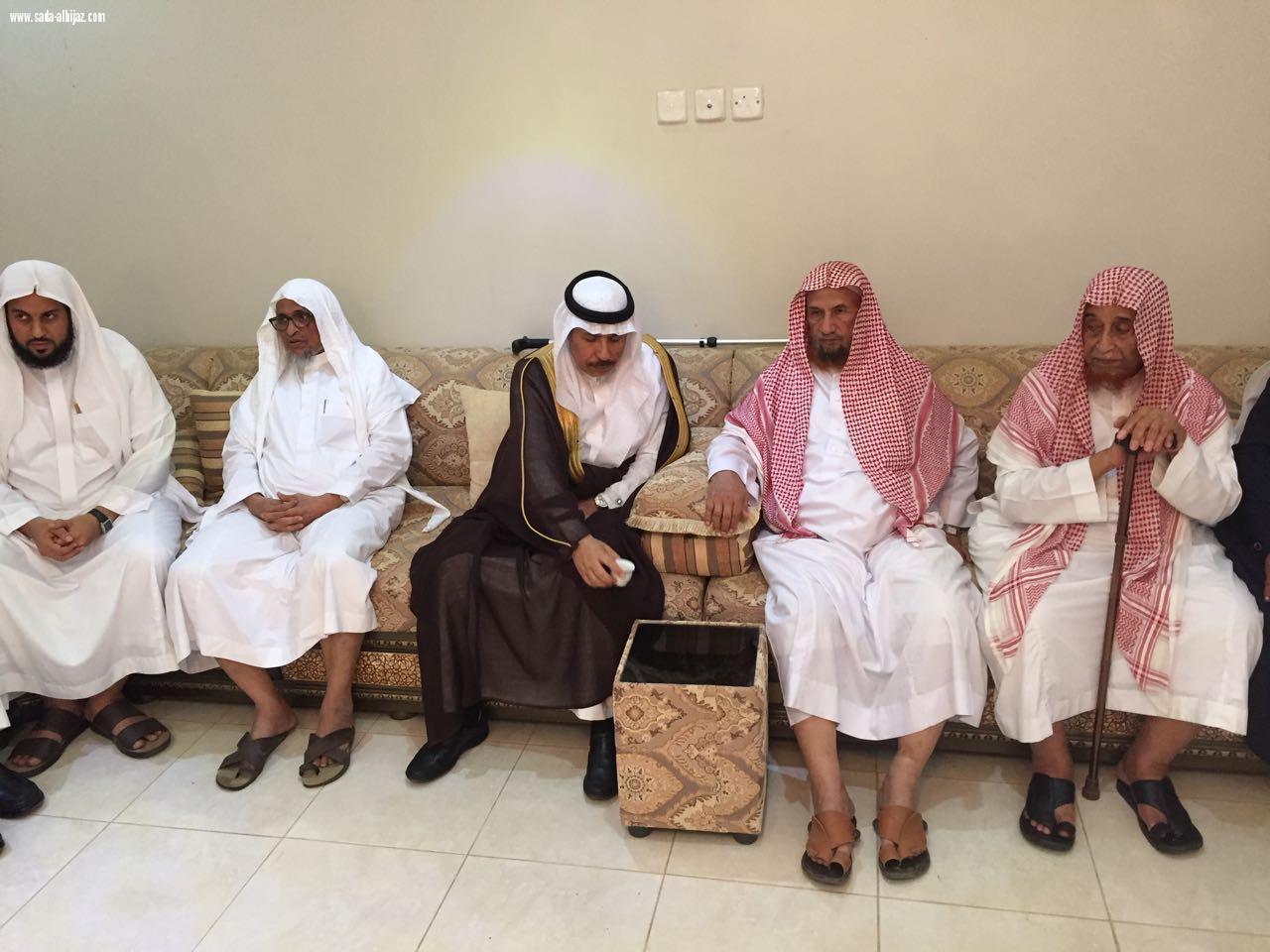 معالي مدير جامعة جازان الاستاذ الدكتور مرعي القحطاني يقوم بتأدية واجب العزاء لأسره الشاب هيثم بن عبدالرحمن بن عيسى الشماخي رحمه الله