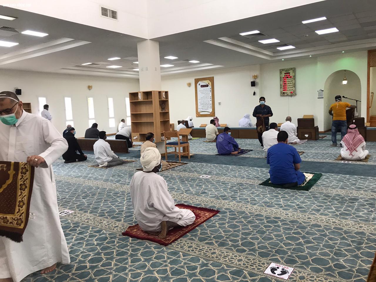 مستشفى الملك عبدالعزيز يطبق التباعد الاجتماعي في الجامع