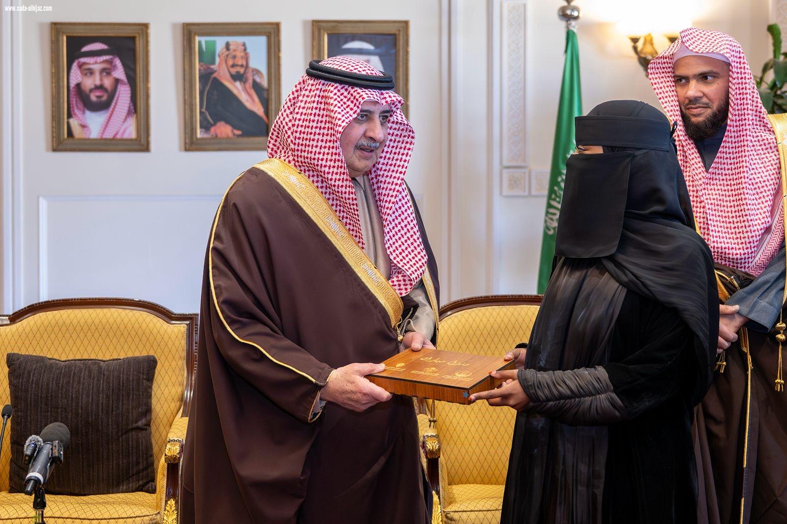 أمير منطقة تبوك يسلّم وثائق تملّك الوحدات السكنية للمستفيدين من تبرّع سمو ولي العهد