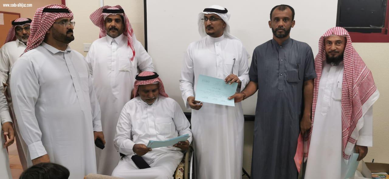 تنمية الطوال تكرم وتشارك الطلاب المستجدين ومنسوبي مدرسة عبدالملك بن مروان بالعام الدراسي الجديد