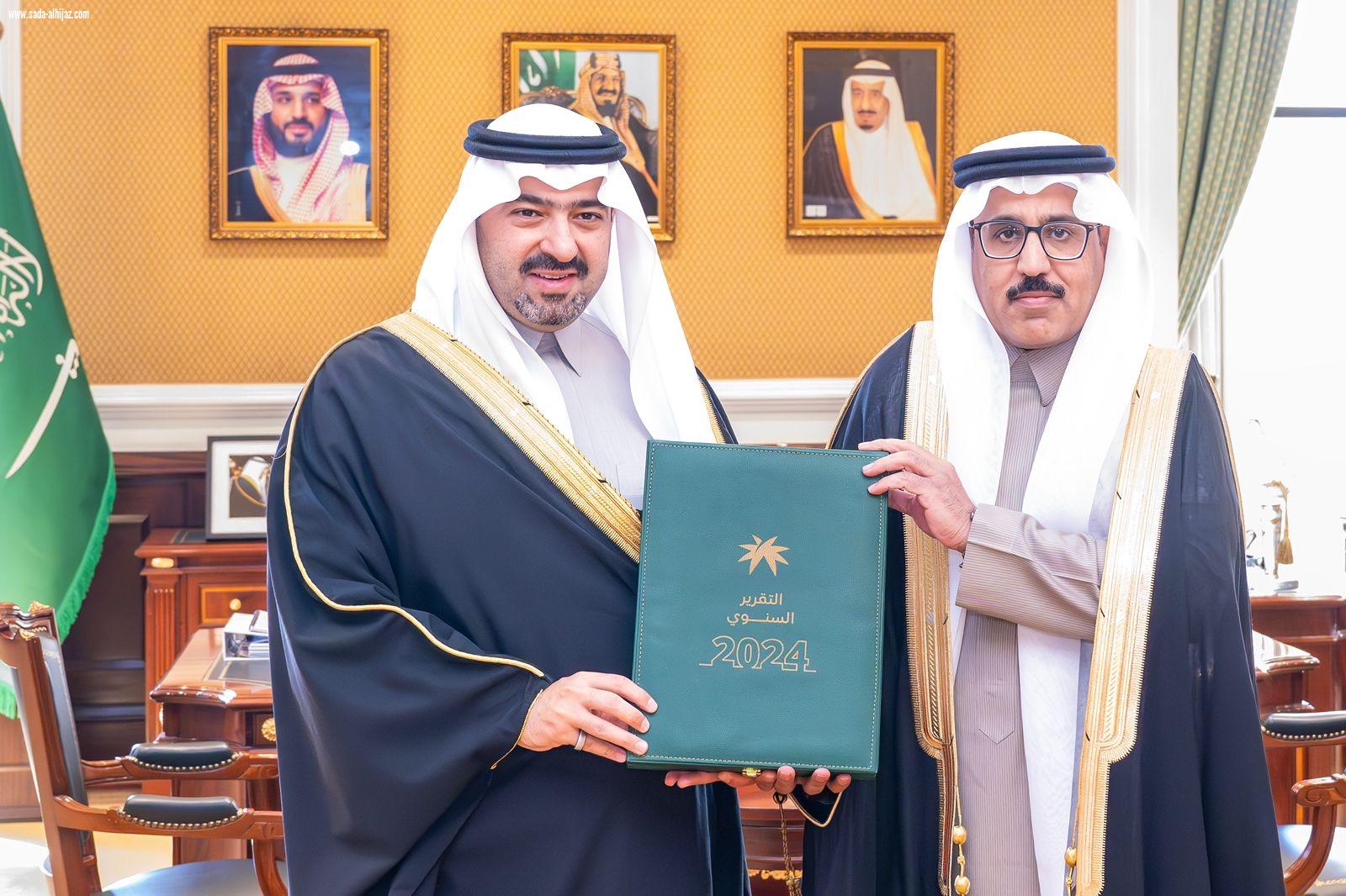 نائب أمير تبوك يتسلم التقرير السنوي لفرع وزارة الموارد البشرية بالمنطقة