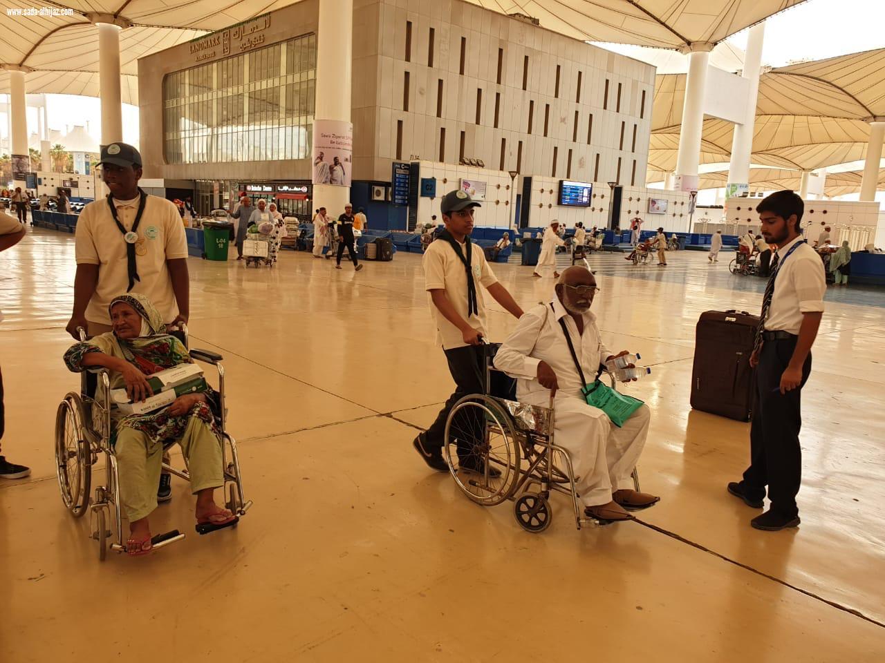 كشافة تعليم جدة تستقبل وتودع المعتمرين في مطار جدة