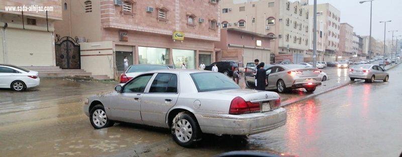 أمطار تحتجز أهالٍ وتغمر مركبات.. مأساة 