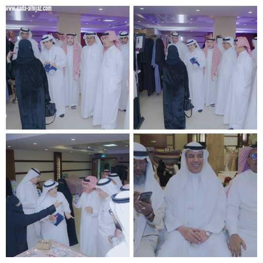 المفكر الاعلامي جمعه الخياط والاعلاميين يتجولون في معرض أنامل مكية