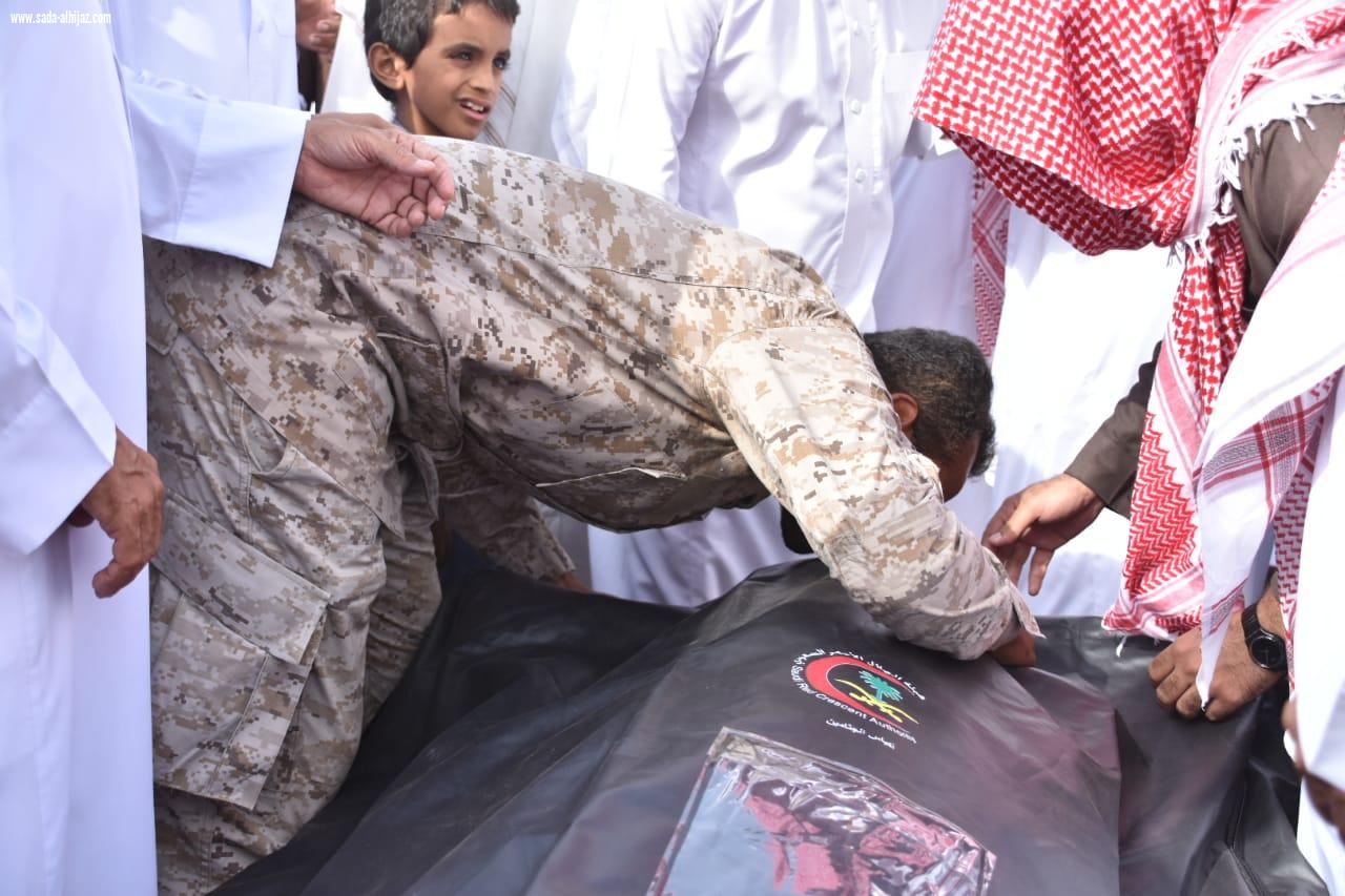 بالصور محافظ صامطة زعلة يؤدي صلاة الميت على الشهيد الصميلي