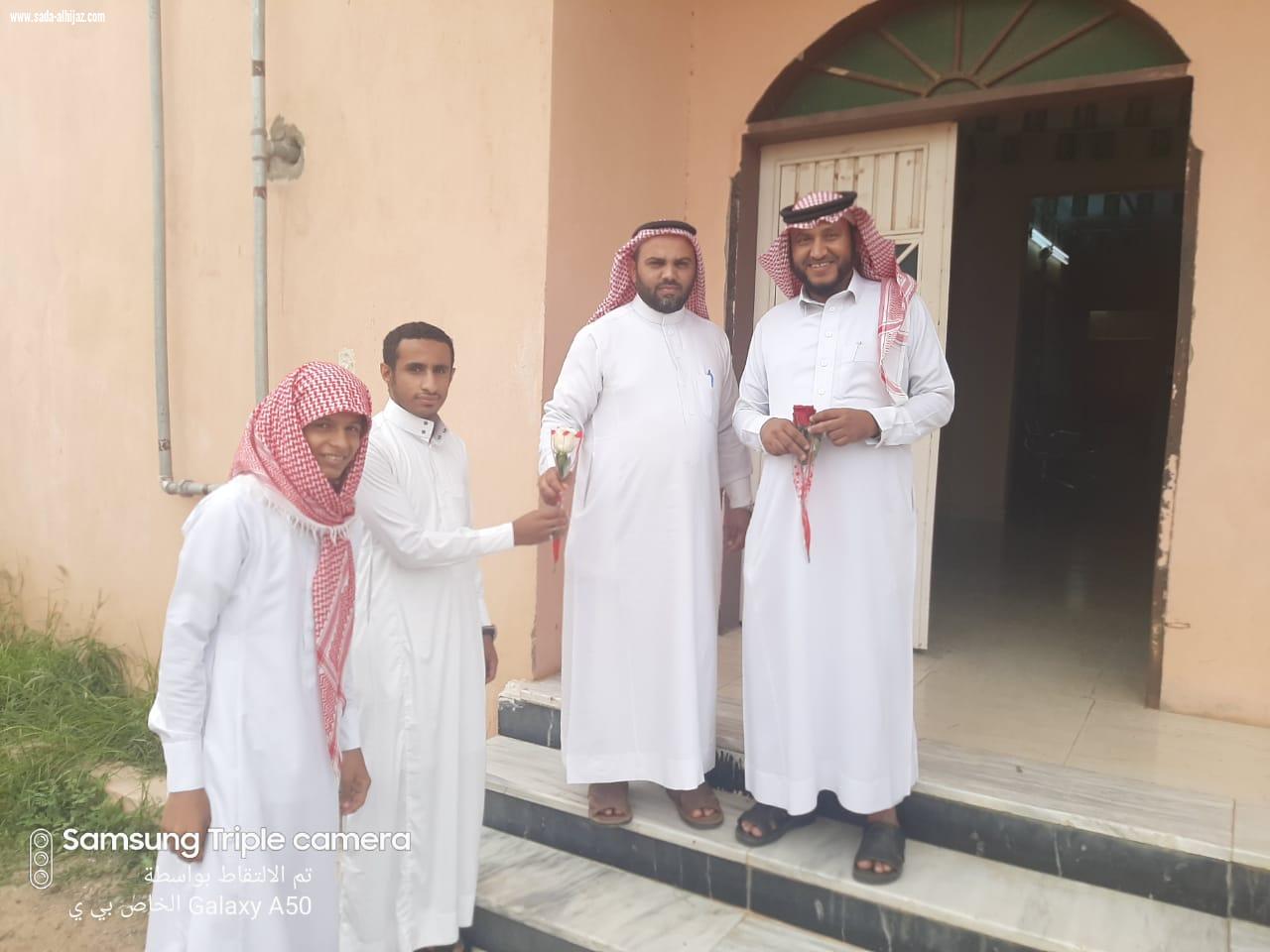 طلاب ثانوية العارضة يزورون مكتب التعليم بمناسبة اليوم العالمي للمعلم