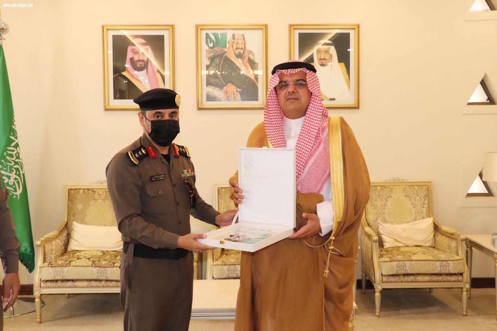 الأمير منصور بن محمد يطلع على التقرير السنوي لمرور حفرالباطن