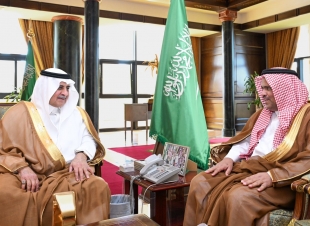 أمير منطقة تبوك يستقبل مدير الأحوال المدنية بالمنطقة 
