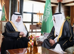 أمير منطقة تبوك يستقبل مدير مطار الأمير سلطان بن عبدالعزيز الدولي 