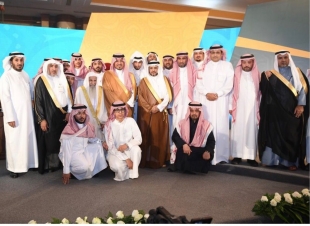تقديرا لمسيرته طيلة  45 عاماً من العمل حتى تولى رئاسة الجمعية نائب أمير عسير يرعى حفل تحفيظ القرآن لتكريم الشيخ البشري
