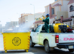 أمانة تبوك تستخدم أكثر من مائة ألف لتر من المبيدات لمكافحة الحشرات وبؤر تكاثرها   
