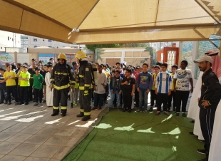 بالصور مدني المدينة المنورة ينفذ تجربة فرضية لإخلاء مدرسة عمرو بن الجموح الابتدائية  
