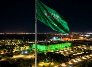 مبنى إمارة منطقة تبوك يتزين باللون الأخضر وراية التوحيد احتفاءً بيوم العلم 