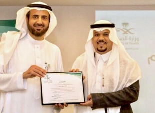 مدير الشوؤن الصحيه‏ بمحافظة جدة الدكتور مشعل السيالي يكرم  الأخصائي أول حسن بن سلطان بصفر
