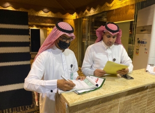 رئيس بلدية بحر أبو سكينة يشارك الفرق الرقابية في الجولات الميدانية 