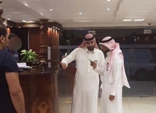 العمل والتنمية الاجتماعية تضبط وافداً  في جدة ظهر في مقطع فيديو مسيء وتستدعي صاحب المنشأة