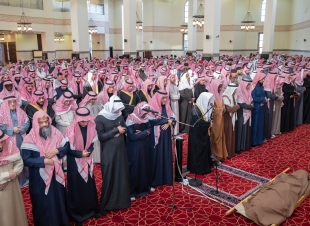 نائب أمير تبوك يؤدي صلاة الميت على الشيخ أحمد الخريصي  