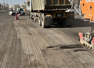كشط وإعادة سفلتة أكثر من 50 ألف متر مربع من طرقات تبوك  