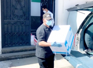 جمعية فتاة ثقيف تُسلم مستفيديها السلال الرمضانية بالتعاون مع فريق احسان التطوعي