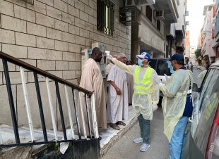 بين أروقة المقيمين وداخل أماكن تواجدهم تنفذ وزارة الصحة فحص بصري ميداني