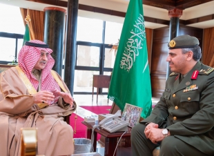 أمير تبوك يتسلم التقرير السنوي لجوازات المنطقة   