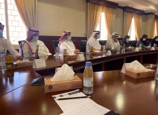 معالي رئيس جامعة حائل يعقد اجتماعاً مع الرئيس التنفيذي لهيئة التراث، بحضور وكلاء الجامعة.