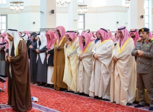 نائب أمير منطقة تبوك يؤدي صلاة الاستسقاء  
